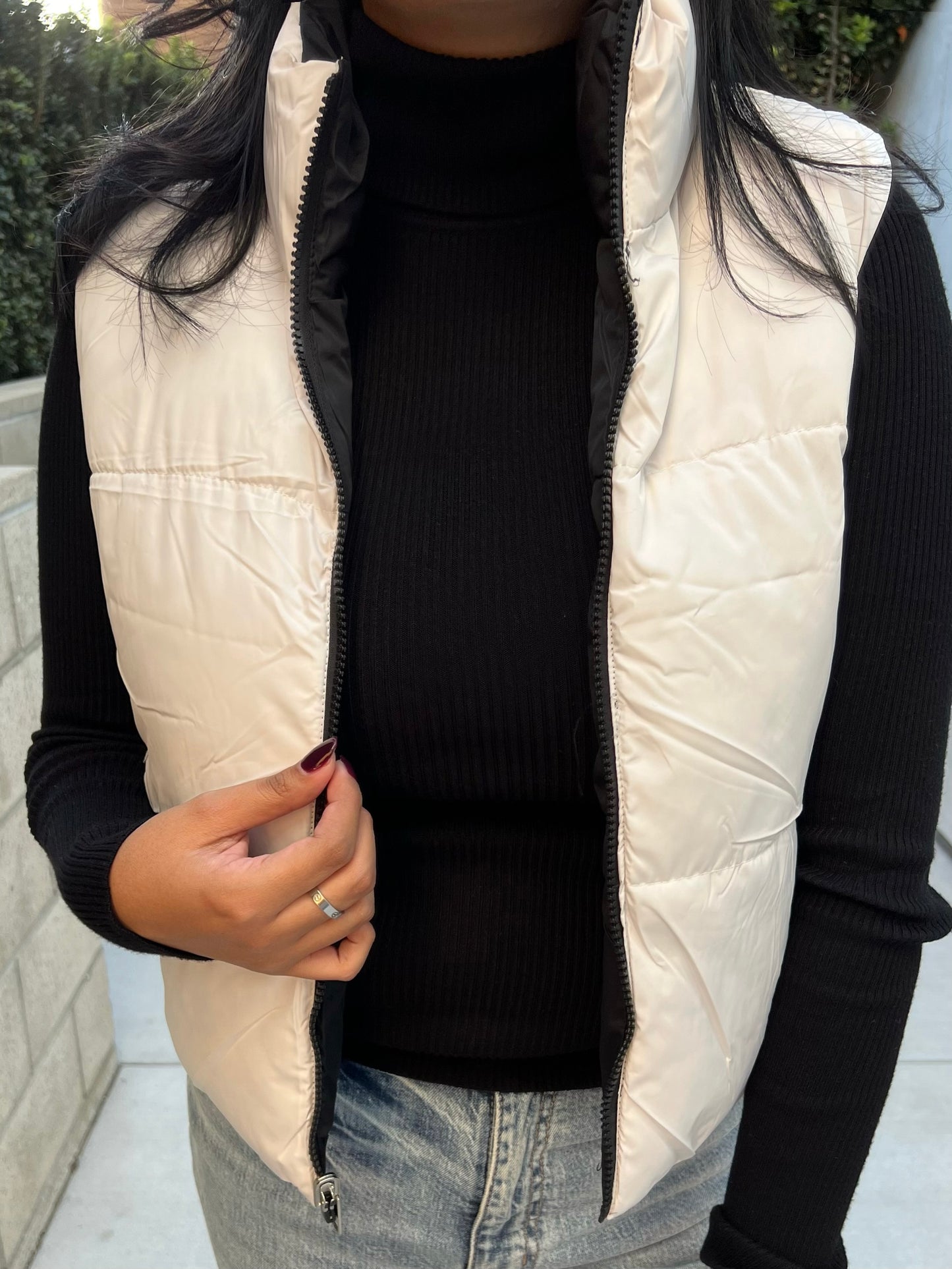 THE NEUTRALS REVERSIBLE PUFFER VESTS (BLACK/CREAM)